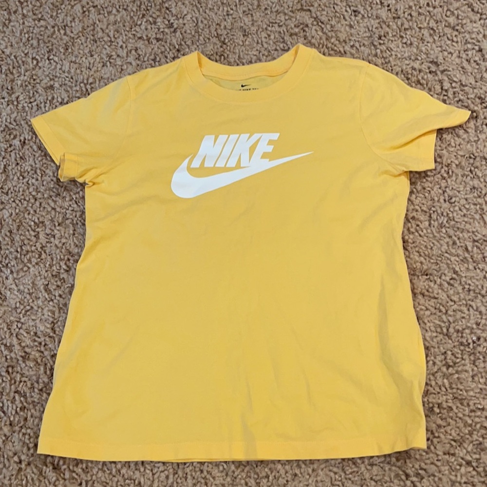 Nike t size M